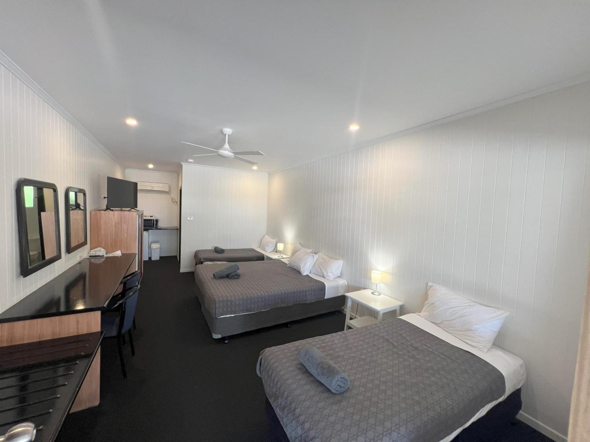 Albert Park Motor Inn-King Beds-Pool-Shaded Parking Longreach Exterior photo