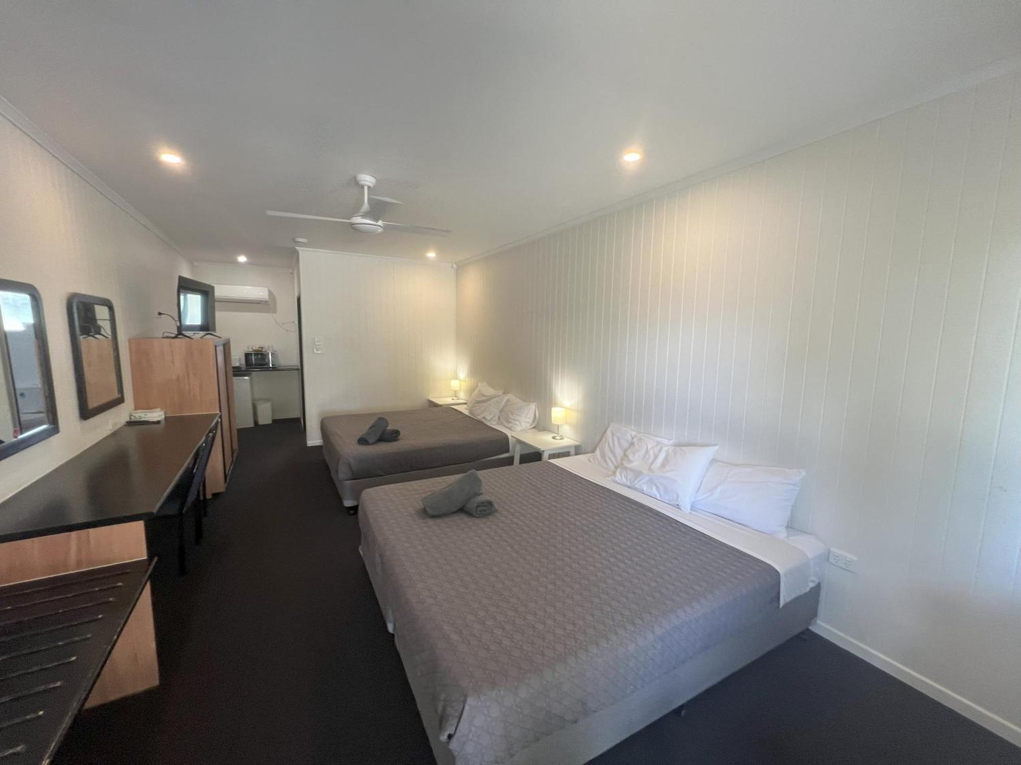 Albert Park Motor Inn-King Beds-Pool-Shaded Parking Longreach Exterior photo